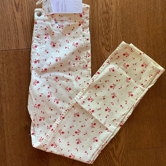 NWT slim fit warm white w/ red flowers size 6 🌹🌺 - Picture 2 of 7